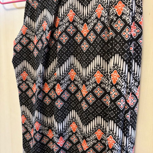 Pantelona like new, multicolored, fits small to xl