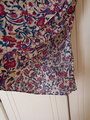 Mango midi skirt in straight cut with slit, like new, multicolor size M
