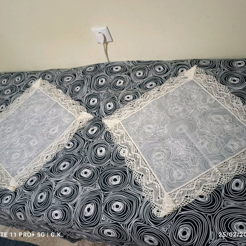 Set of 4 table linens like new with lace and embroidery
