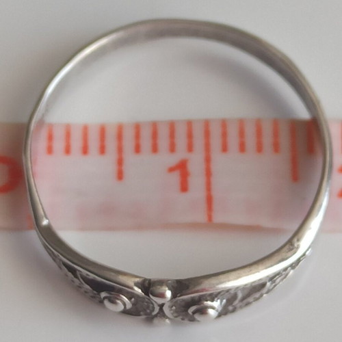 Vintage thin silver ring like new with embossed design