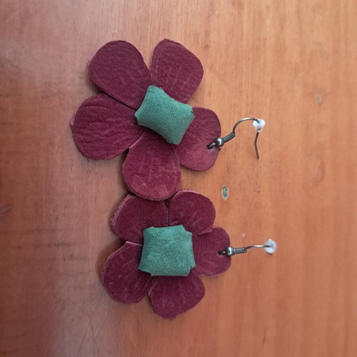 Earrings stainless steel and felt like new, red and green