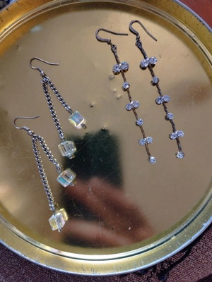 Women’s dangling earrings used, 2 pairs