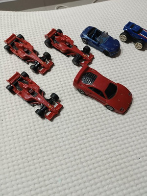 Ferrari toy cars like new, set with magnetic blue car