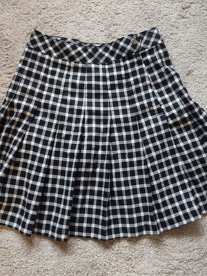 H&M Divided plaid skirt XS like new, black and white