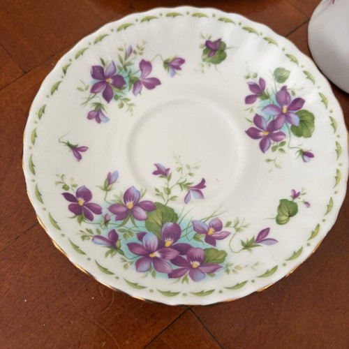 Royal Albert February trios collectible like new, 21 cm plate