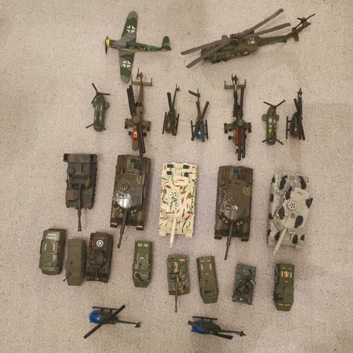 Metal military model set used, 23 pieces including helicopters and planes