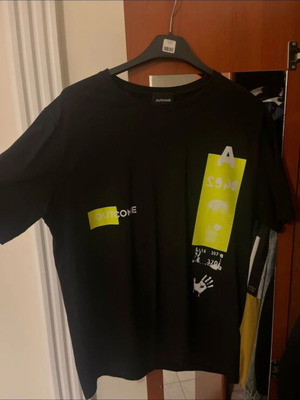 Outcome T shirt size large like new
