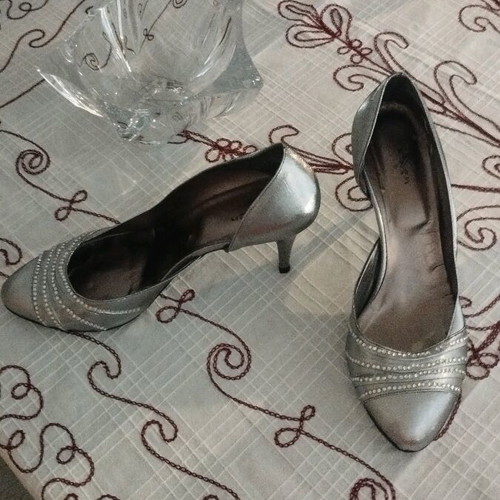 Ellen silver matte satin pumps like new with 4 rows of rhinestones size 40.5