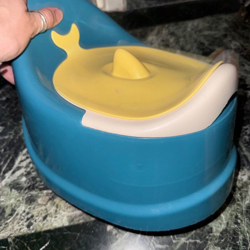 Yo-Yo potty with shark lid, new