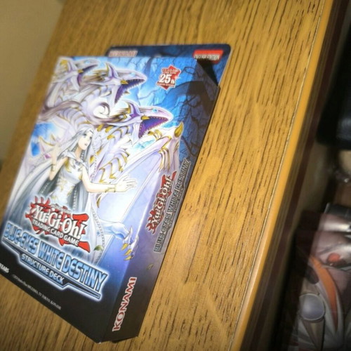 Yu-Gi-Oh White Dragon Blue Eyes English Deck new