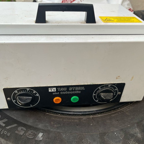 Professional dry heat sterilizer like new, tool sterilizer
