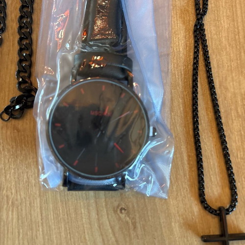 Watch new with gift accessories