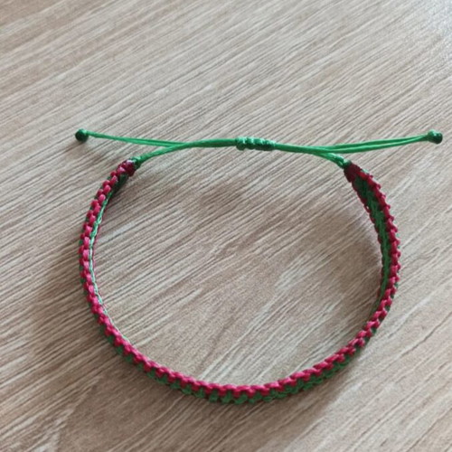 Macrame bracelet new with adjustable size, red and green