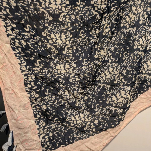 Scarf with fringes in blue and pink colors