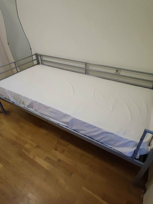 Μονό μεταλλικό κρεβάτι με στρώμα σαν καινούργιο χωρίς κομοδίνα