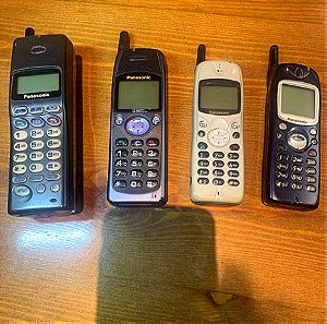 Τέσσερα  παλιά συλλεκτικά κινητά Panasonic .