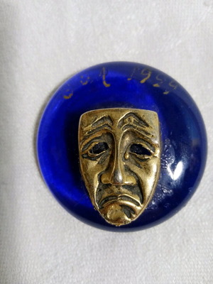 Souvenir magnet used with glass and gold-plated metal