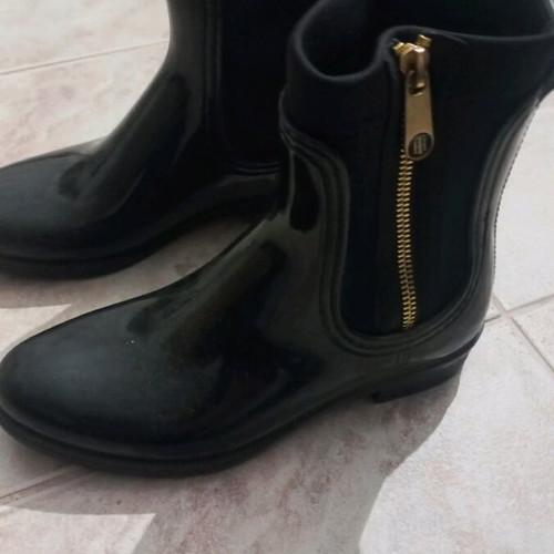 Tommy Hilfiger patent leather galoshes like new, black