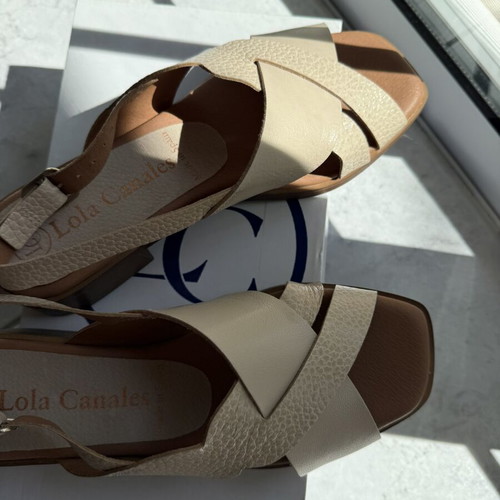 Lola Canales women's sandals size 38 like new, beige