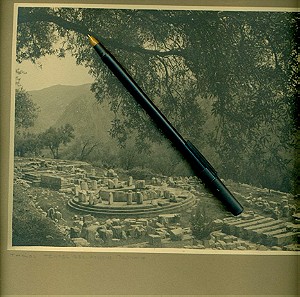 ΠΑΛΙΑ ΦΩΤΟΓΡΑΦΙΑ. ΔΕΛΦΟΙ. Αποψη . Φωτογραφία του 1936 Γάλλου φωτογράφου επικολλημένη σε χαρτόνι. Διαστάσεις φωτογραφίας 17,50 χ 23 εκατ. Με το χαρτόνι 31χ32 εκατ.