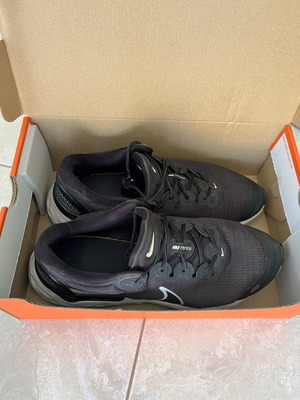 Nike Renew Run 3 athletic shoes size 43 used, black