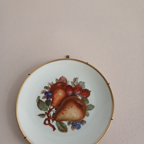 Collectible decorative plate with vintage design