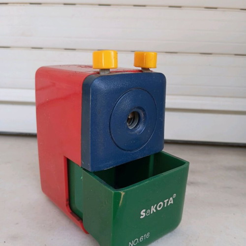 Mechanical sharpener used with adjustable pencil sizes