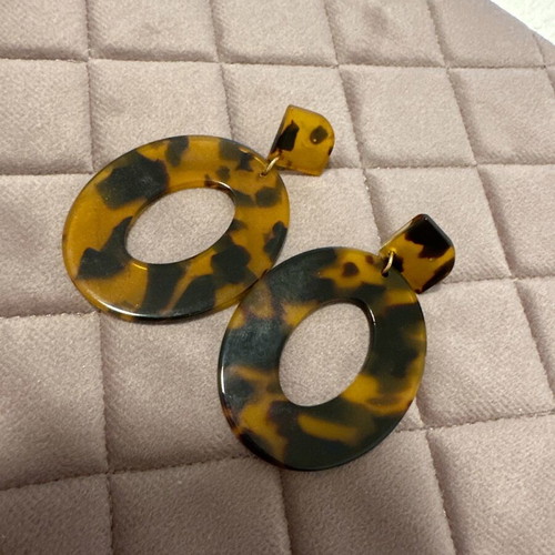 Animal print earrings like new, plastic brown dangle
