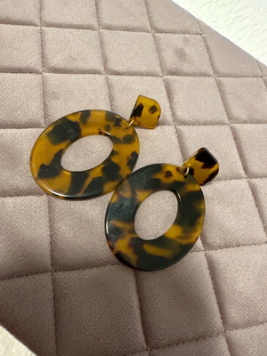 Animal print earrings like new, plastic brown dangle