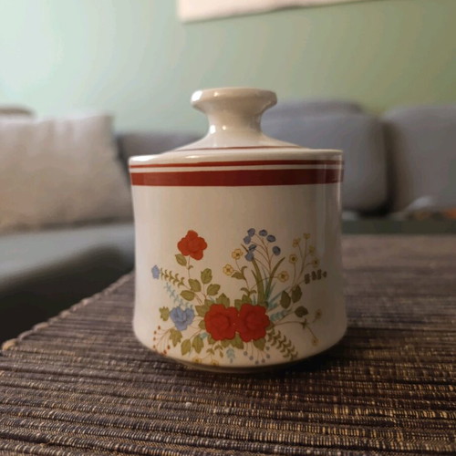 Vintage milk jug and sugar bowl set like new