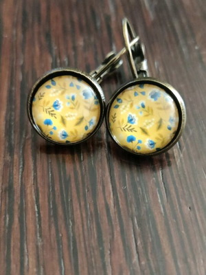 Vintage small earrings 12mm new with bronze base and glass