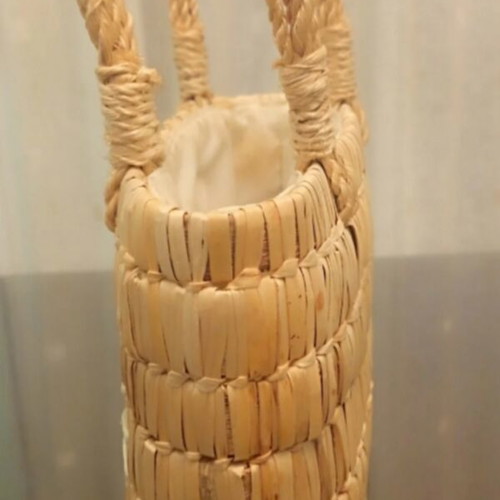 Vintage straw purse with raffia flowers like new, beige