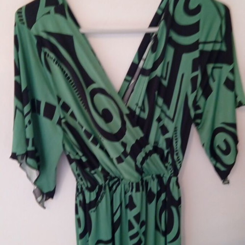 Polyester dress with pattern S/M like new with low slit