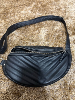 Shoulder bags like new, all black sold together