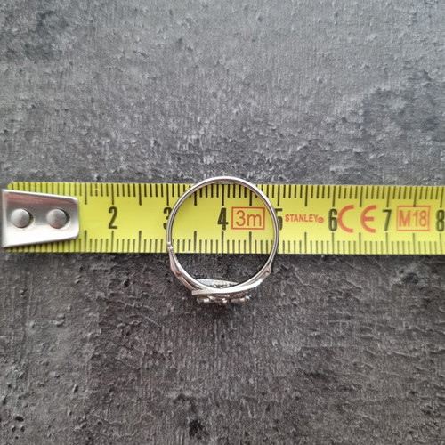 Vintage fashion ring with three clear stones