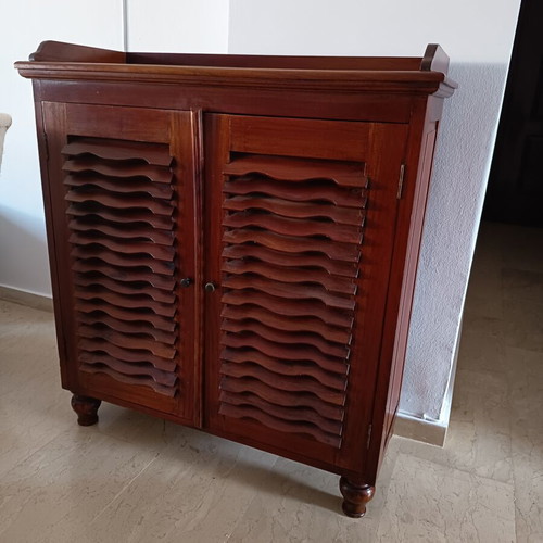 Wooden shoe rack elegant, like new, walnut color