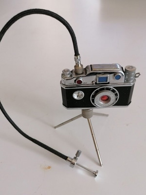 Αναπτήρας vintage μεταχειρισμένος σε σχήμα κάμερας με τρίποδο