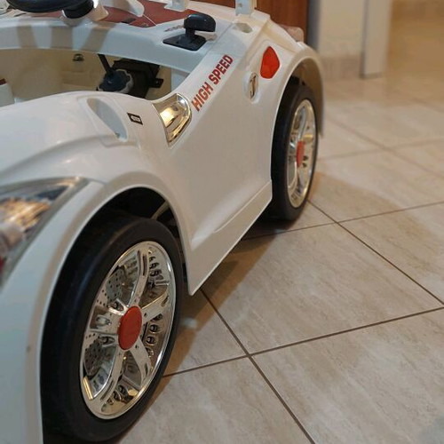 Electric children's car like new with wide seat