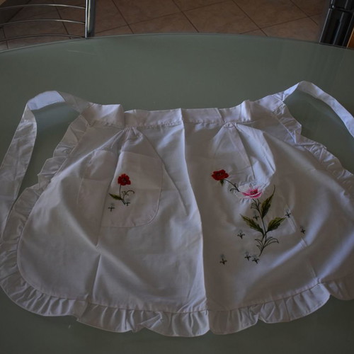 Kitchen apron with embroidered flowers unused, 140cm perimeter