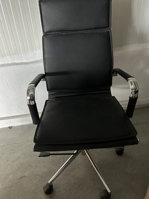 Leather chair like new in good condition