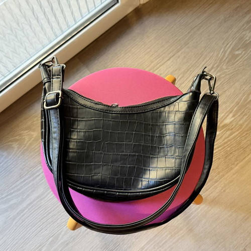 Bag used, spacious with broken zipper, black