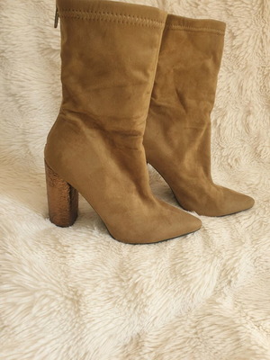 Μποτάκια καφέ από faux suede σαν καινούργια, τακούνι 10 εκ.