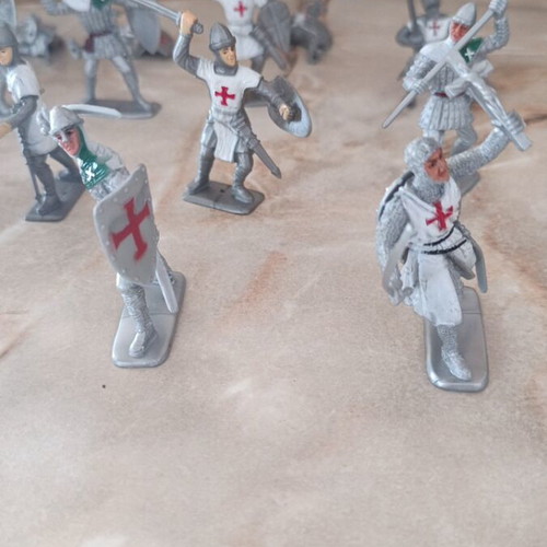 Set of 14 Crusaders and 2 Knights figures