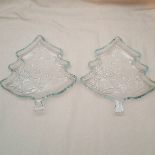 Glass Christmas tree plates set of 2 like new
