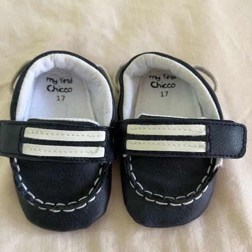 Chicco baby shoes size 17 like new, blue classic design