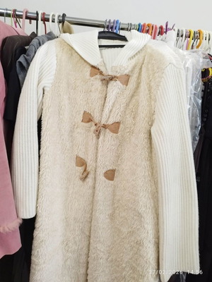 Beige cardigan with fur and knitted details size M like new