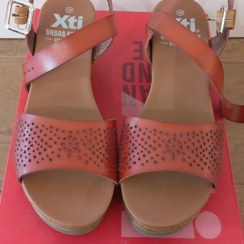 Xti platform sandals No 39 camel like new, 6 cm heel