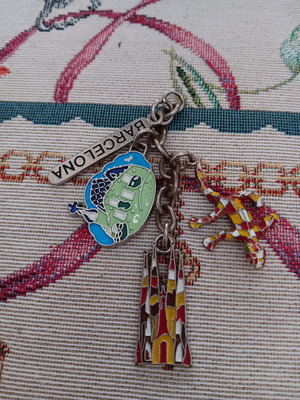 Μπρελόκ από την Βαρκελώνη σε πολύ καλή κατάσταση, πολύχρωμο, ασημί