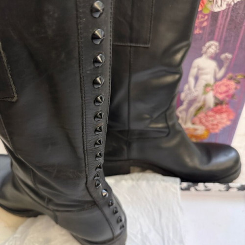 Feng Shoe black leather boots with studs used size 38