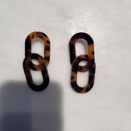 Earrings in black and brown